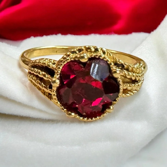 Avon | Elegant Red Lace Rhinestone Gold Tone Ring (9.75) - Picture 1 of 5